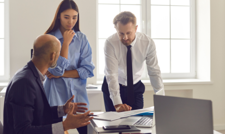 Uma equipe discutindo sobre problemas de vendas