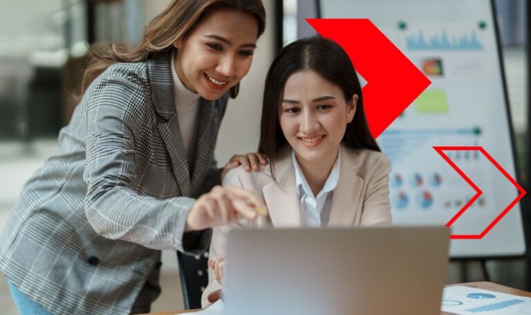Duas funcionárias usando Sistema para Controle Financeiro