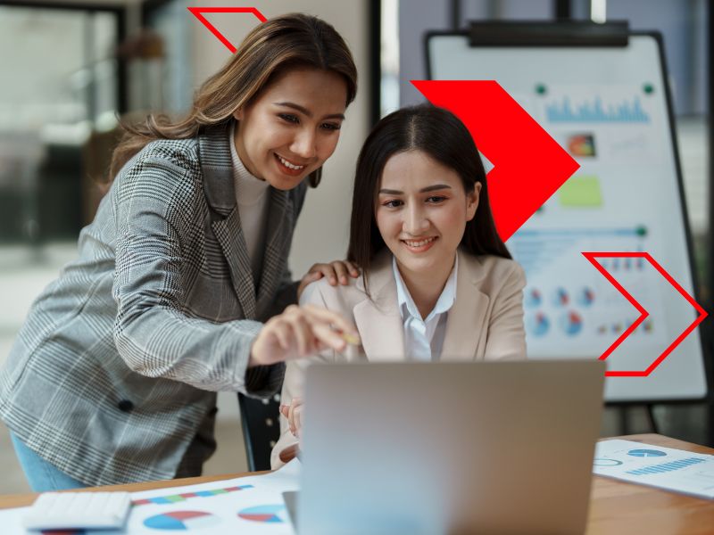 Duas funcionárias usando Sistema para Controle Financeiro