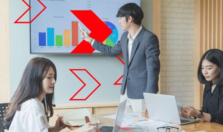 Equipe de trabalho fazendo Gestão Financeira Inteligente