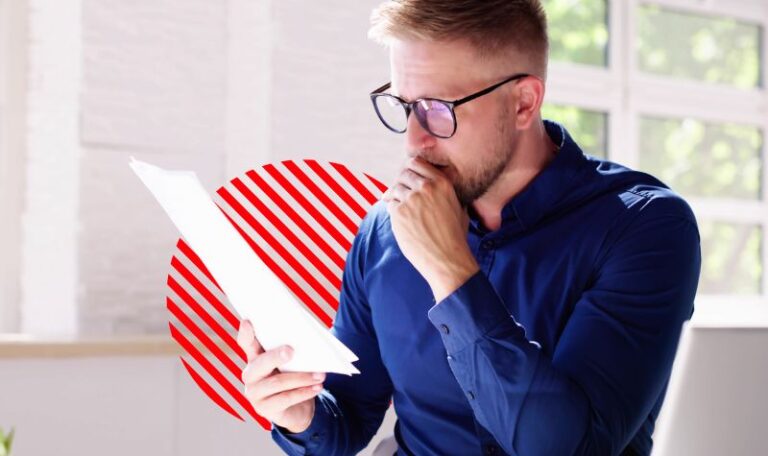 Empresário analisa documentos com expressão preocupada em um escritório iluminado. A imagem representa os desafios de emitir e conferir uma nota fiscal eletrônica com precisão e conformidade fiscal.