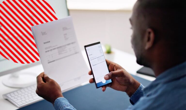 Empresário confere documentos e registra informações fiscais no celular e no computador, simbolizando o cumprimento das obrigações fiscais de forma digital e automatizada para garantir conformidade e eficiência tributária.