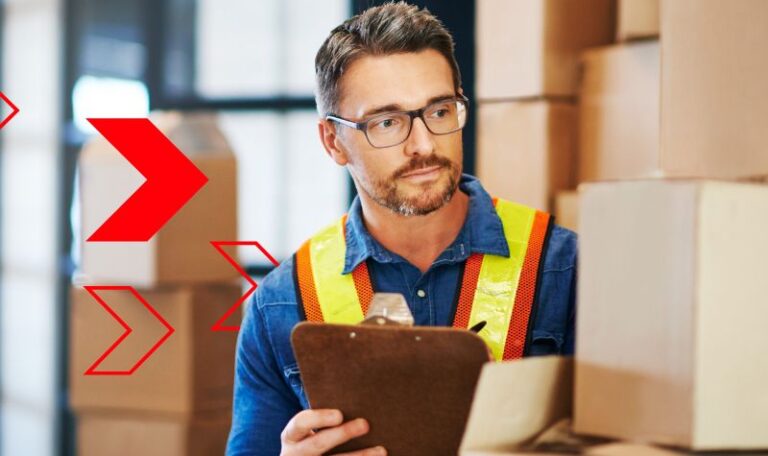 Gestor de estoque analisa pilhas de caixas com prancheta em mãos, representando a aplicação da Curva ABC para identificar produtos de maior impacto financeiro e otimizar o controle de inventário.