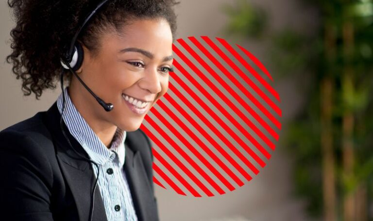 Profissional de atendimento sorri enquanto auxilia cliente com fone de ouvido, representando o uso de uma ordem de serviço digital para gerenciar atendimentos e melhorar a eficiência operacional das empresas de serviços.