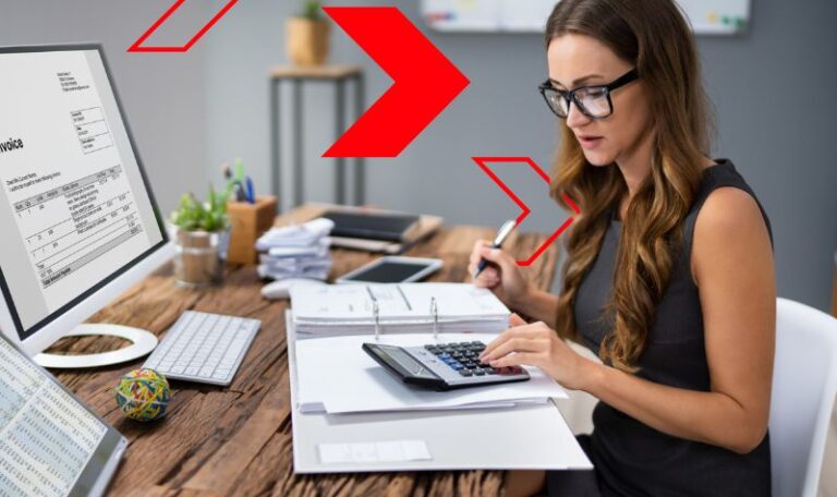 Profissional realiza cálculos financeiros com calculadora e documentos fiscais no escritório, representando a apuração de impostos como etapa fundamental para garantir conformidade tributária e controle financeiro da empresa.