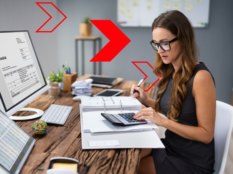 Profissional realiza cálculos financeiros com calculadora e documentos fiscais no escritório, representando a apuração de impostos como etapa fundamental para garantir conformidade tributária e controle financeiro da empresa.