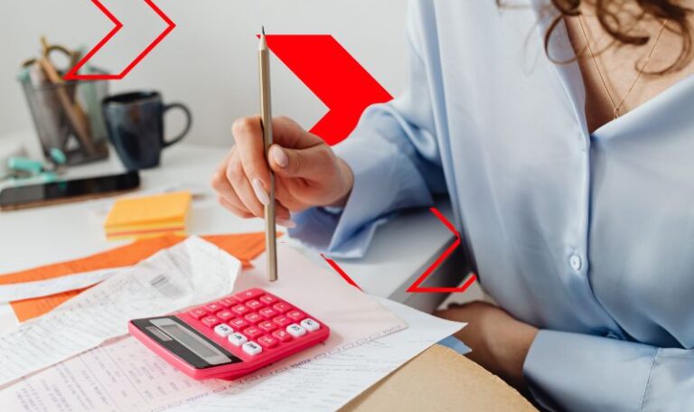 Profissional analisa documentos fiscais com calculadora e anotações sobre a mesa, representando a escolha e o enquadramento correto do regime tributário para reduzir riscos fiscais e garantir uma gestão financeira mais eficiente.