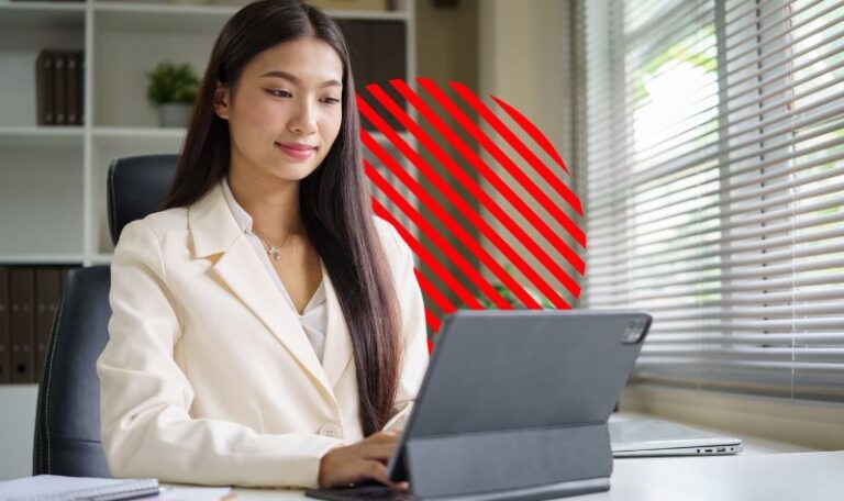 Profissional analisa dados financeiros em tablet no escritório, representando a conciliação contábil como processo essencial para conferir informações, garantir precisão nos registros e apoiar decisões financeiras mais seguras.