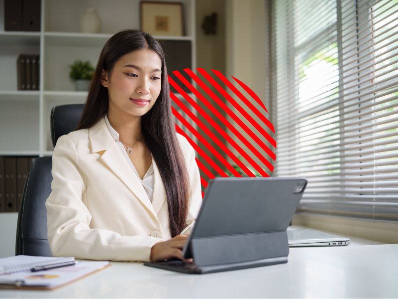 Profissional analisa dados financeiros em tablet no escritório, representando a conciliação contábil como processo essencial para conferir informações, garantir precisão nos registros e apoiar decisões financeiras mais seguras.