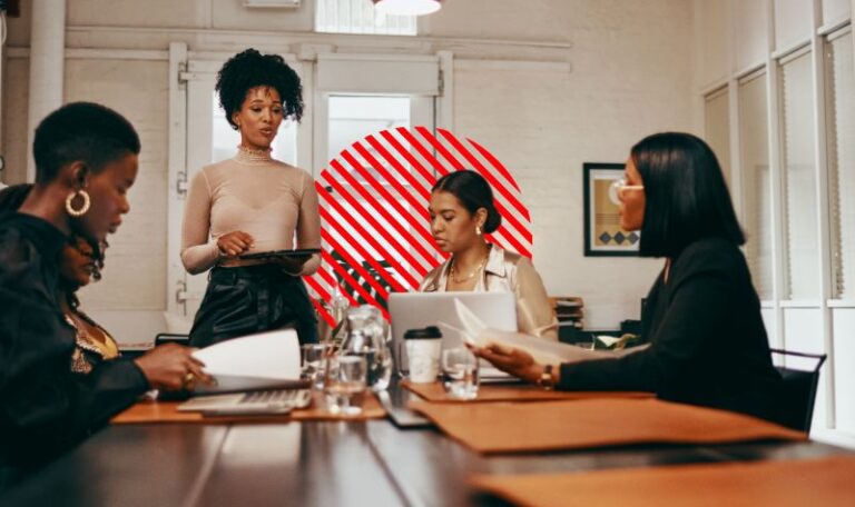 Reunião de equipe analisando dados e documentos, representando a centralização do controle fiscal com ERP para empresa com filiais.