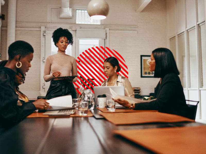 Reunião de equipe analisando dados e documentos, representando a centralização do controle fiscal com ERP para empresa com filiais.