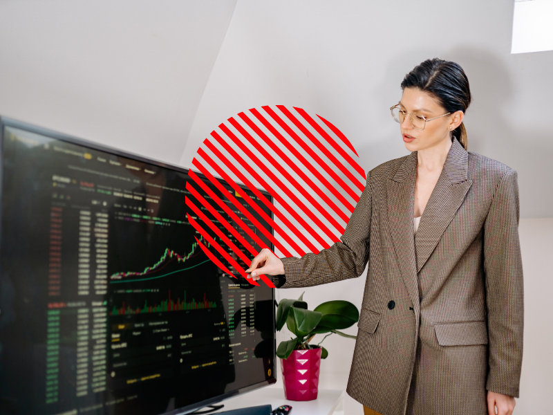 Profissional analisa indicadores financeiros em tela com gráficos e relatórios, representando o controle financeiro empresarial para acompanhar resultados, tomar decisões estratégicas e manter a saúde financeira do negócio.