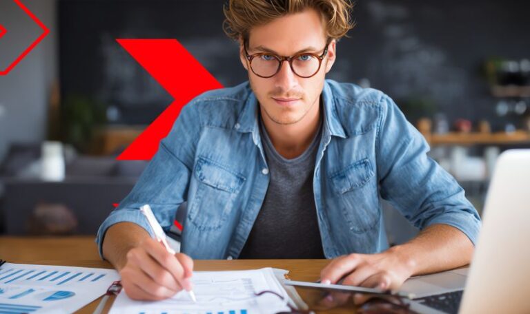 Profissional analisa relatórios financeiros e faz anotações ao lado de notebook, representando o planejamento e acompanhamento do fluxo de caixa projetado para garantir previsibilidade e controle financeiro da empresa.