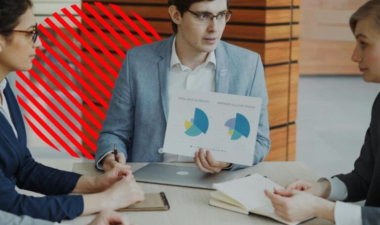 Gestor apresenta indicadores comerciais para equipe em reunião, representando a previsibilidade de vendas com base em dados consolidados e controle integrado da operação para apoiar decisões estratégicas.