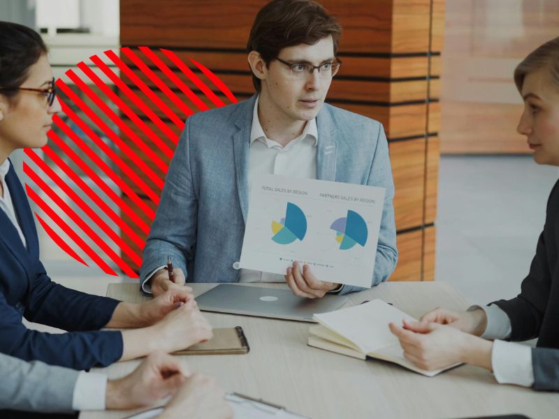 Gestor apresenta indicadores comerciais para equipe em reunião, representando a previsibilidade de vendas com base em dados consolidados e controle integrado da operação para apoiar decisões estratégicas.