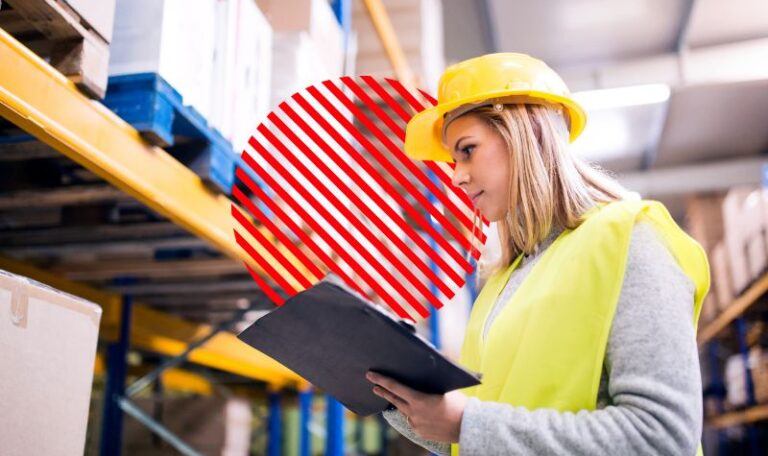 Profissional realiza conferência de produtos em estoque com prancheta em armazém, representando o controle e a análise do giro de estoque para reduzir excessos, evitar rupturas e melhorar a eficiência operacional.