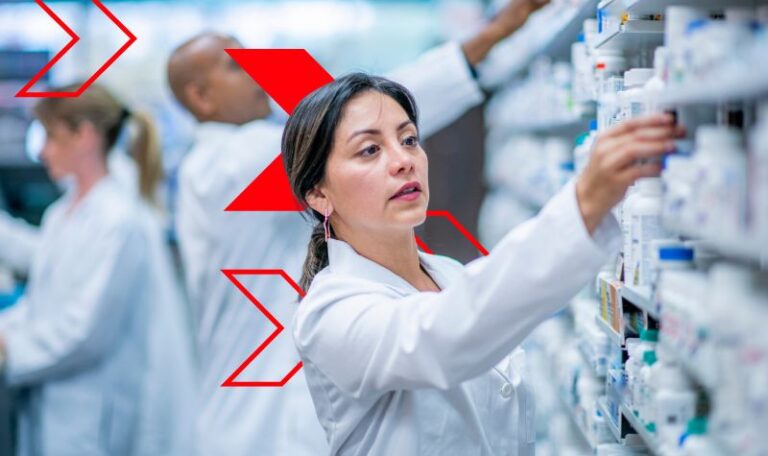 Profissional organiza produtos em prateleiras de estoque farmacêutico, representando o controle para evitar ruptura de estoque por meio de monitoramento contínuo e reposição baseada em dados.