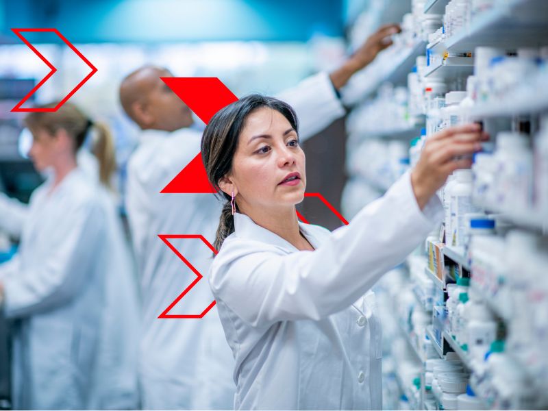 Profissional organiza produtos em prateleiras de estoque farmacêutico, representando o controle para evitar ruptura de estoque por meio de monitoramento contínuo e reposição baseada em dados.