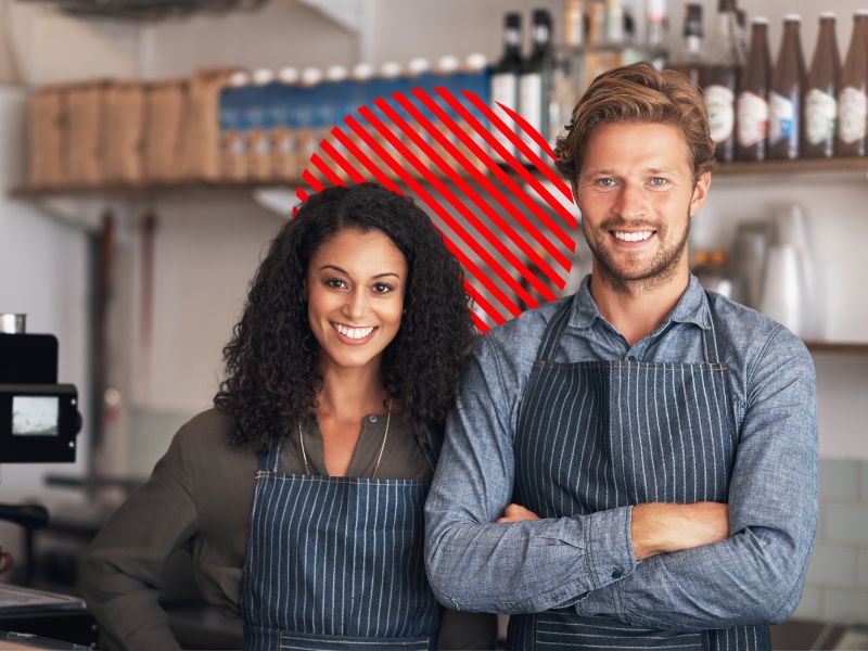 Equipe de atendimento em estabelecimento comercial representa o cumprimento de SLA ao garantir padrão de qualidade, agilidade no serviço e consistência na experiência do cliente.