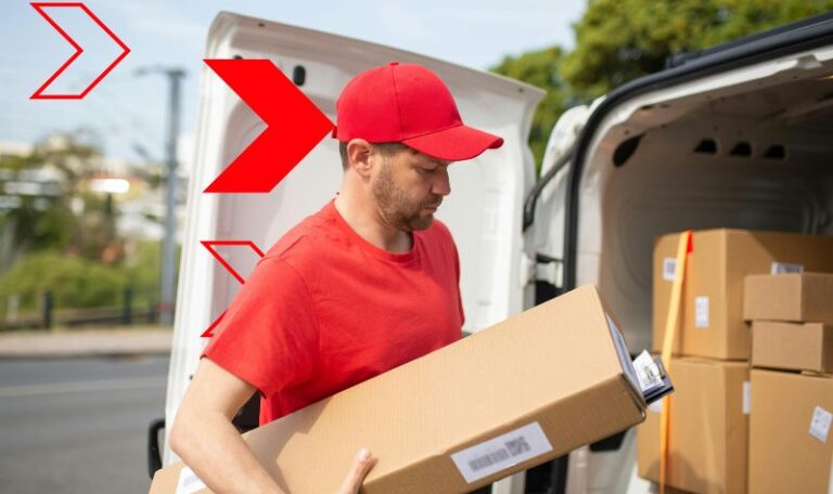 Profissional realiza entrega de mercadorias com organização e controle logístico, representando o uso de indicadores de serviços para medir desempenho, prazos e qualidade nas operações de atendimento.