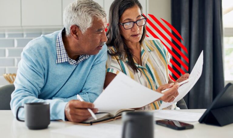 Gestores analisam documentos financeiros em conjunto, representando o acompanhamento da margem de lucro para avaliar resultados, identificar custos e tomar decisões mais estratégicas na gestão do negócio.