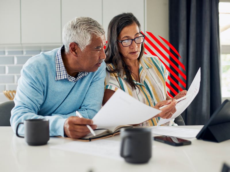 Gestores analisam documentos financeiros em conjunto, representando o acompanhamento da margem de lucro para avaliar resultados, identificar custos e tomar decisões mais estratégicas na gestão do negócio.