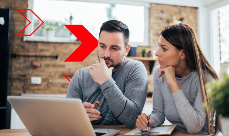 Gestores analisam dados e fazem cálculos em notebook, representando a formação de preço de venda com base em custos, margem e estratégia para garantir lucratividade e competitividade no mercado.