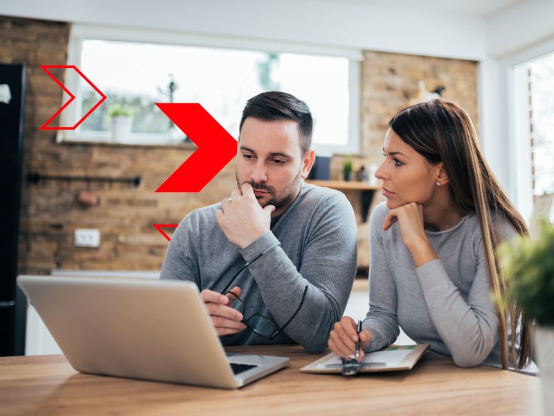 Gestores analisam dados e fazem cálculos em notebook, representando a formação de preço de venda com base em custos, margem e estratégia para garantir lucratividade e competitividade no mercado.