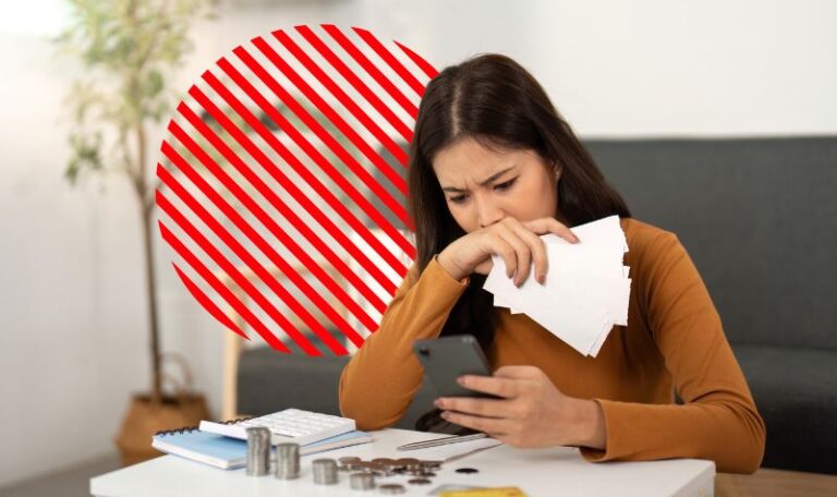 Empreendedora analisa contas e valores no celular com expressão preocupada, representando a situação em que a empresa não dá lucro por falta de controle financeiro e gestão eficiente dos custos.