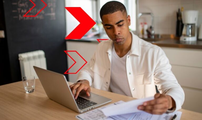 Gestor analisa contas e relatórios financeiros no notebook com expressão preocupada, representando a situação de falta de dinheiro no caixa causada por falhas no controle financeiro e na gestão do fluxo de caixa.