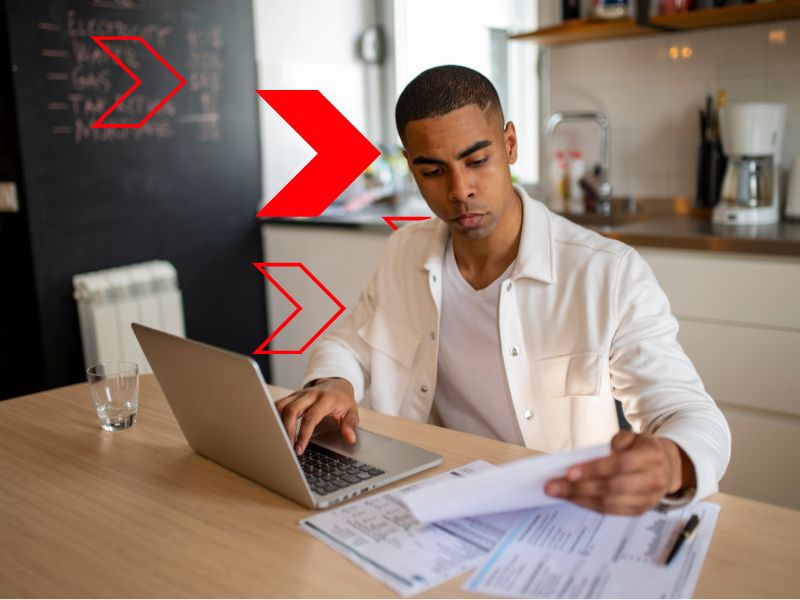 Gestor analisa contas e relatórios financeiros no notebook com expressão preocupada, representando a situação de falta de dinheiro no caixa causada por falhas no controle financeiro e na gestão do fluxo de caixa.