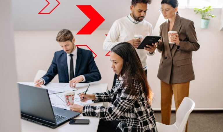 Equipe executa atividades simultâneas com uso de sistemas e documentos, representando a gestão de processos empresariais para organizar rotinas, padronizar operações e melhorar a eficiência da empresa.