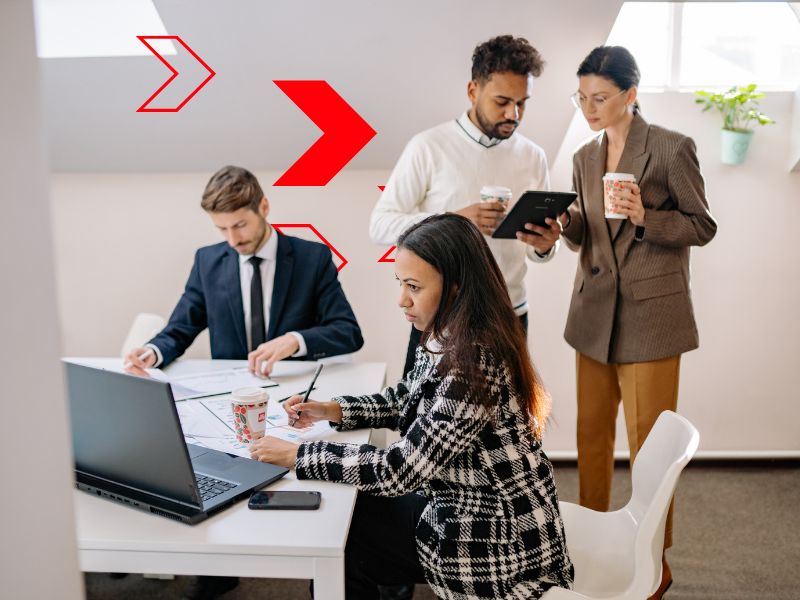 Equipe executa atividades simultâneas com uso de sistemas e documentos, representando a gestão de processos empresariais para organizar rotinas, padronizar operações e melhorar a eficiência da empresa.