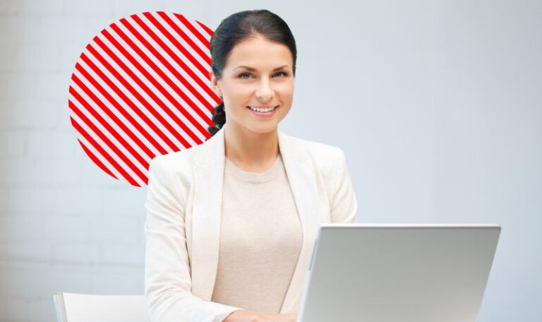 Profissional utiliza notebook em ambiente corporativo, representando o uso de um sistema SaaS para acessar informações em nuvem, integrar processos empresariais e aumentar a eficiência da gestão.
