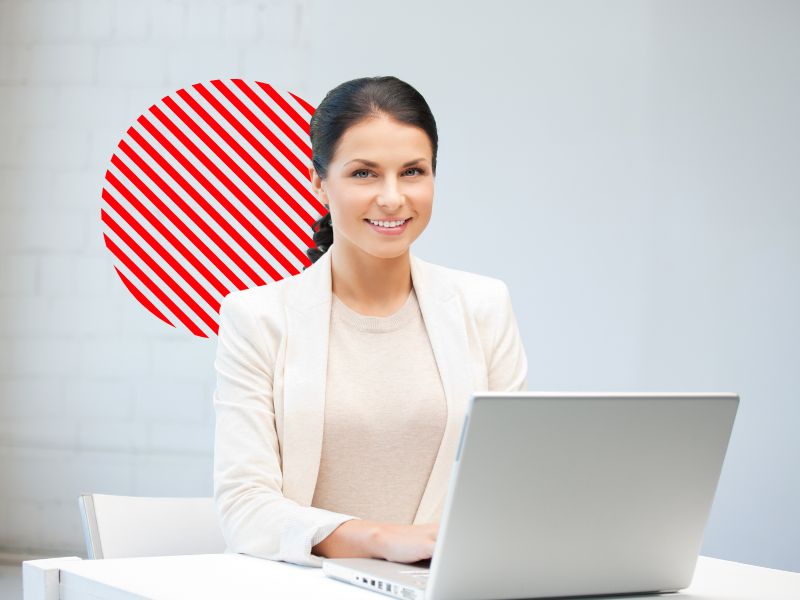 Profissional utiliza notebook em ambiente corporativo, representando o uso de um sistema SaaS para acessar informações em nuvem, integrar processos empresariais e aumentar a eficiência da gestão.