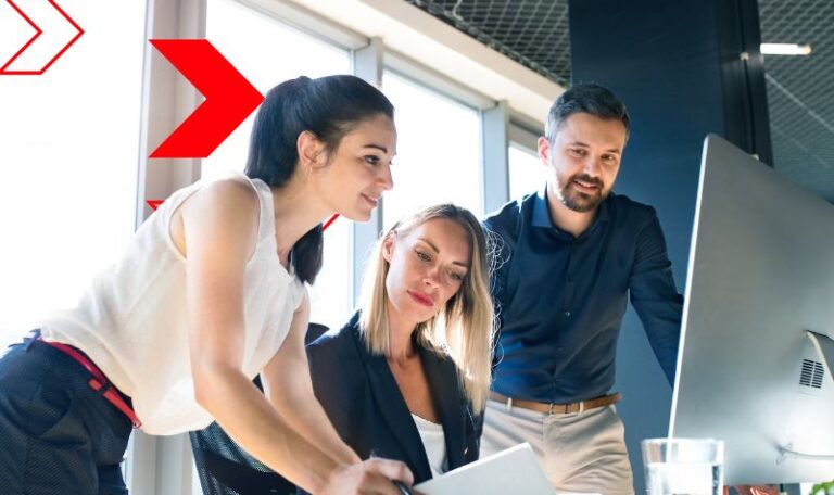 Equipe analisa informações e relatórios em ambiente corporativo, representando a tomada de decisão baseada em dados para melhorar a gestão, reduzir riscos e aumentar a eficiência operacional.