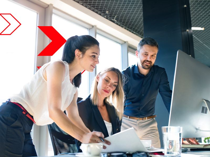 Equipe analisa informações e relatórios em ambiente corporativo, representando a tomada de decisão baseada em dados para melhorar a gestão, reduzir riscos e aumentar a eficiência operacional.