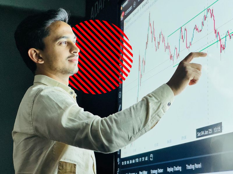 Profissional analisa gráficos e indicadores em painel digital, representando o uso de dados integrados para acompanhar resultados em tempo real e apoiar decisões estratégicas na empresa.