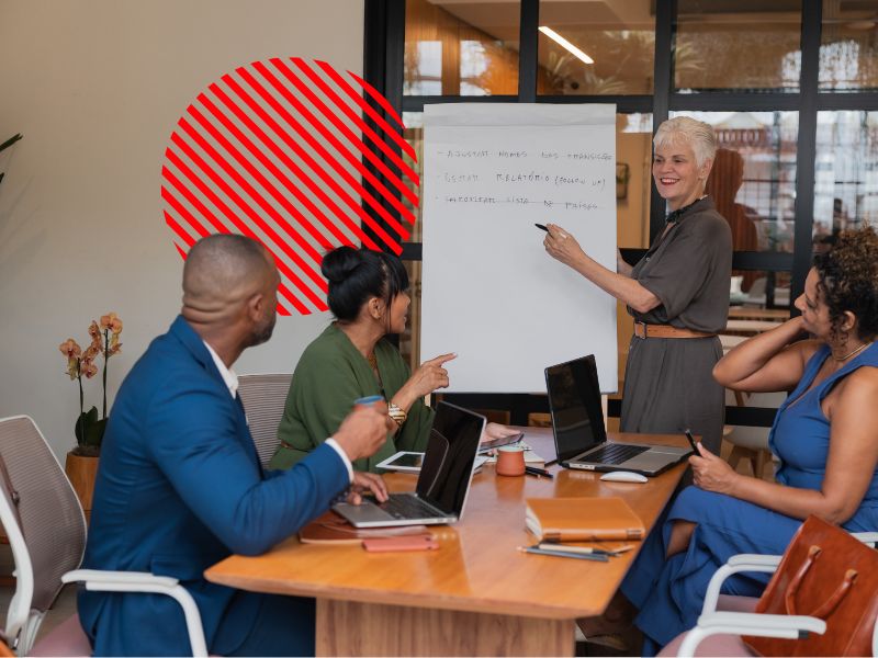 Equipe participa de reunião estratégica com apresentação de processos e indicadores, representando a auditoria empresarial para identificar falhas, garantir conformidade e melhorar o controle da gestão.
