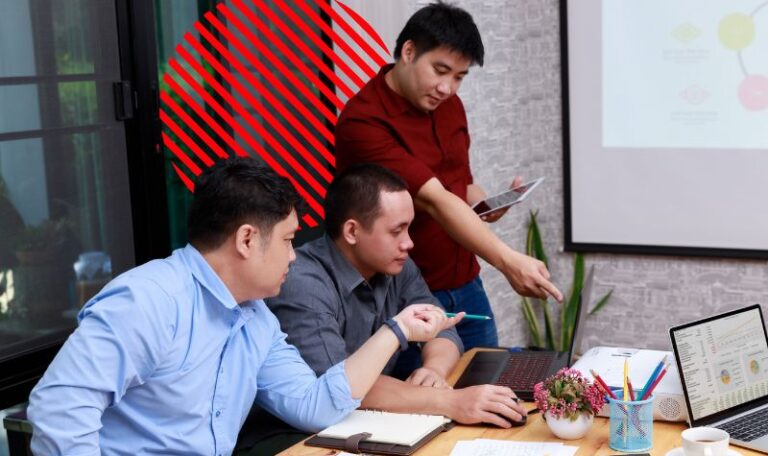 Equipe analisa relatórios e indicadores em reunião de trabalho, representando o compliance empresarial para garantir conformidade, controle de processos e segurança na gestão corporativa.