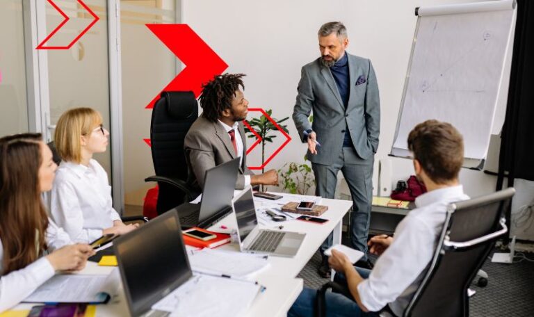 Equipe participa de reunião corporativa com análise de métricas e resultados, representando o uso de indicadores de desempenho para acompanhar metas, avaliar produtividade e melhorar a tomada de decisões estratégicas.