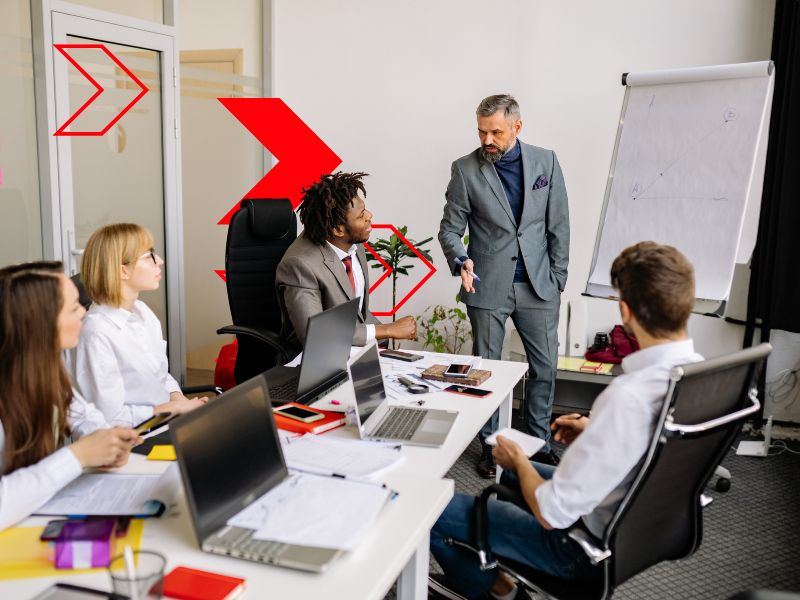 Equipe participa de reunião corporativa com análise de métricas e resultados, representando o uso de indicadores de desempenho para acompanhar metas, avaliar produtividade e melhorar a tomada de decisões estratégicas.