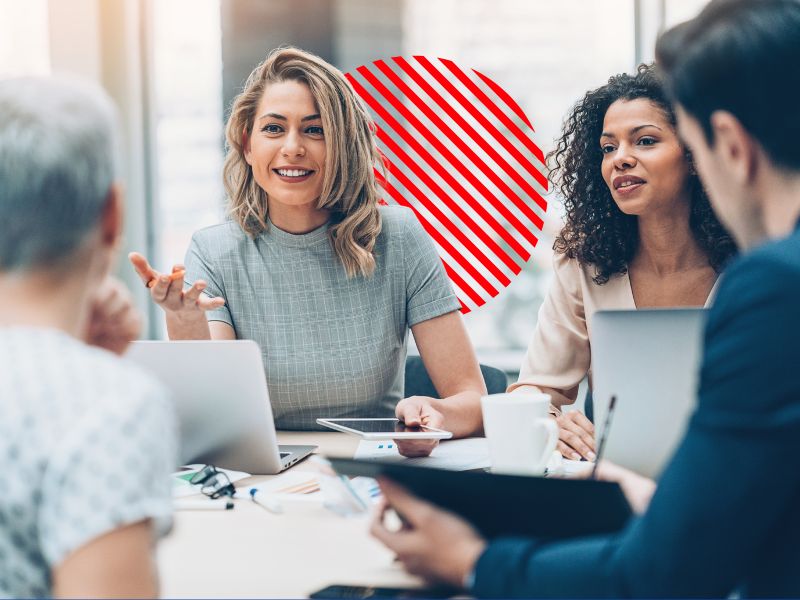 Equipe participa de reunião colaborativa com uso de notebooks e análise de informações, representando a eficiência operacional por meio da integração de processos, comunicação alinhada e gestão baseada em dados.