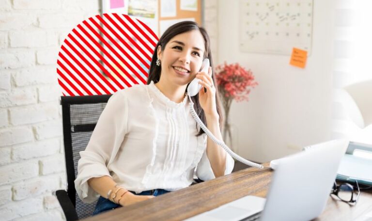 Profissional realiza atendimento por telefone em ambiente corporativo, representando o controle de pedidos integrado à gestão da empresa para acompanhar solicitações, melhorar o atendimento e agilizar os processos comerciais.