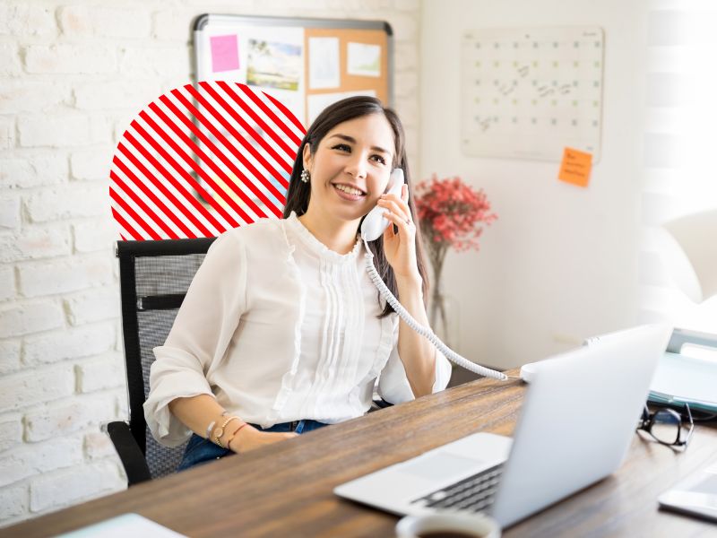 Profissional realiza atendimento por telefone em ambiente corporativo, representando o controle de pedidos integrado à gestão da empresa para acompanhar solicitações, melhorar o atendimento e agilizar os processos comerciais.