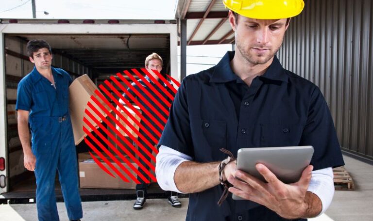 Profissional acompanha entregas por tablet enquanto equipe realiza carregamento de mercadorias, representando o controle de entregas com monitoramento em tempo real para garantir prazos, rastreabilidade e eficiência logística.