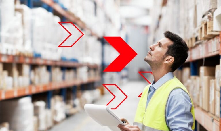 Gestor de estoque analisa produtos armazenados em centro de distribuição utilizando tablet, representando o cálculo do ponto de pedido para garantir reposição no momento certo, evitar rupturas e manter o controle eficiente do estoque.