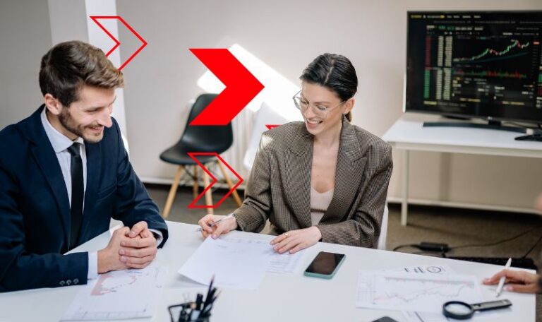 Equipe analisa relatórios financeiros e indicadores de desempenho em reunião corporativa, representando o uso da DRE gerencial para acompanhar receitas, custos, despesas e lucratividade, apoiando decisões estratégicas e o controle financeiro empresarial.