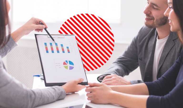 Equipe analisa gráficos e resultados financeiros durante reunião estratégica, representando o planejamento financeiro empresarial para definir metas, projetar cenários, controlar recursos e garantir maior previsibilidade para o crescimento da empresa.