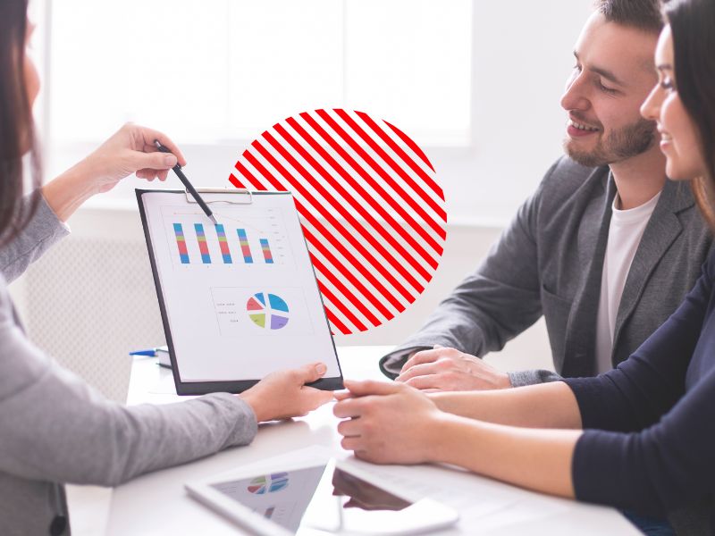 Equipe analisa gráficos e resultados financeiros durante reunião estratégica, representando o planejamento financeiro empresarial para definir metas, projetar cenários, controlar recursos e garantir maior previsibilidade para o crescimento da empresa.